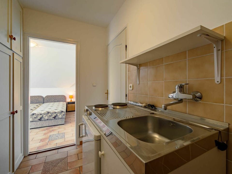 Tap, Kitchen Sink, Sink, Plumbing Fixture, Property, Cabinetry, Countertop, Building, Wood, Interior Design