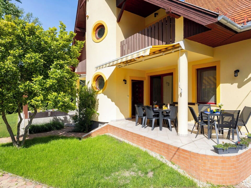 House, Home, Lawn, Garden, Yard, Landscaping, Shade, Estate, Backyard, Balcony