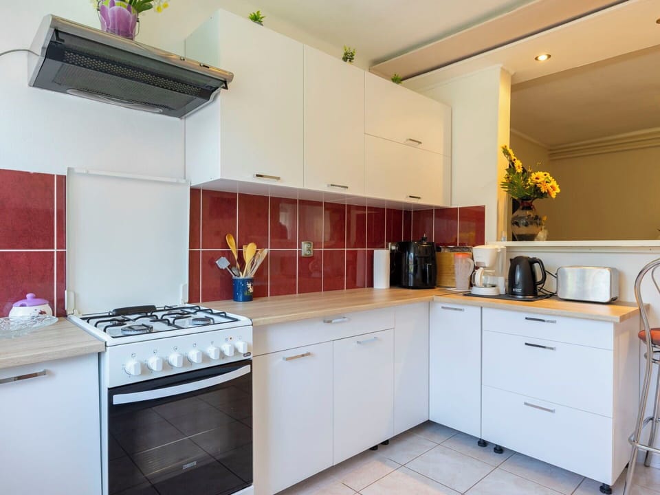 Kitchen Appliance, Kitchen, Countertop, Major Appliance, Cabinetry, Flooring, Interior Design, Wood, Furniture, Home Appliance
