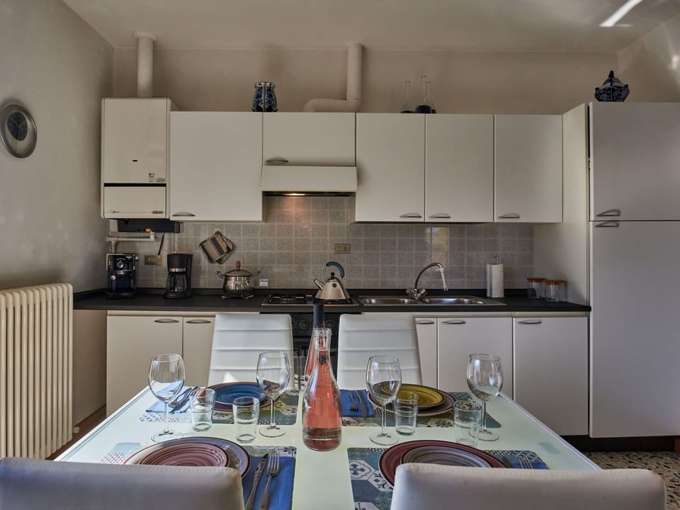 Sky, Mountain, Daytime, Building, Plant, Natural Landscape, House, Vegetation, Highland, Tree