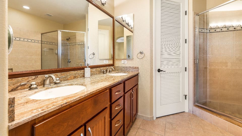Primary en-suite bathroom, dual sinks