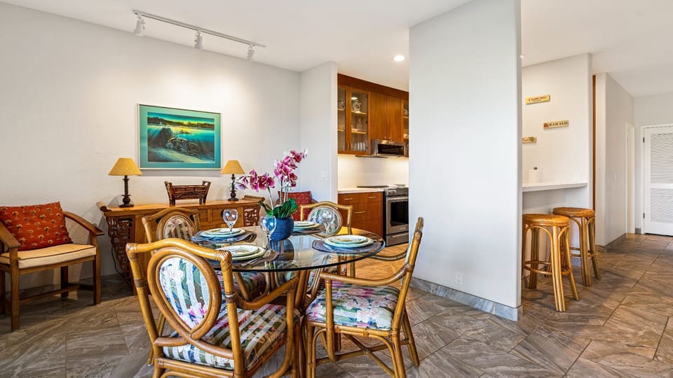 Inside dining area at Kanaloa at Keauhou 1501