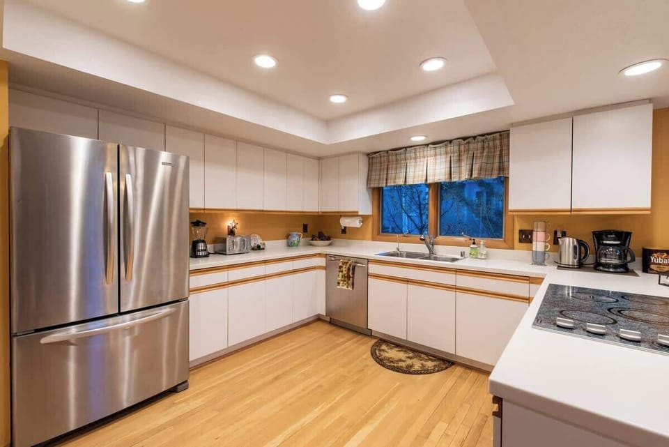 full kitchen view