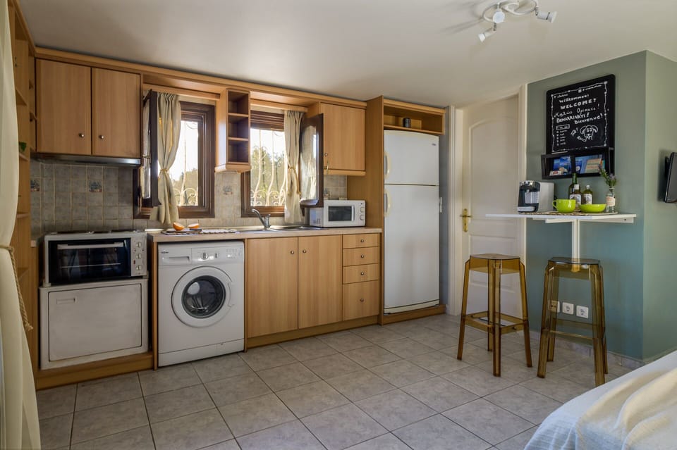 The fully equipped kitchen.
