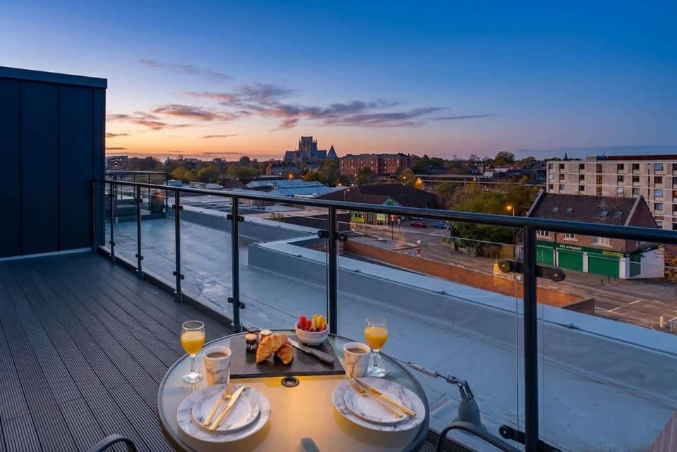 Uninterrupted views of York Minster from both the living area and the terrace are exceptionally rare among holiday apartments in York.