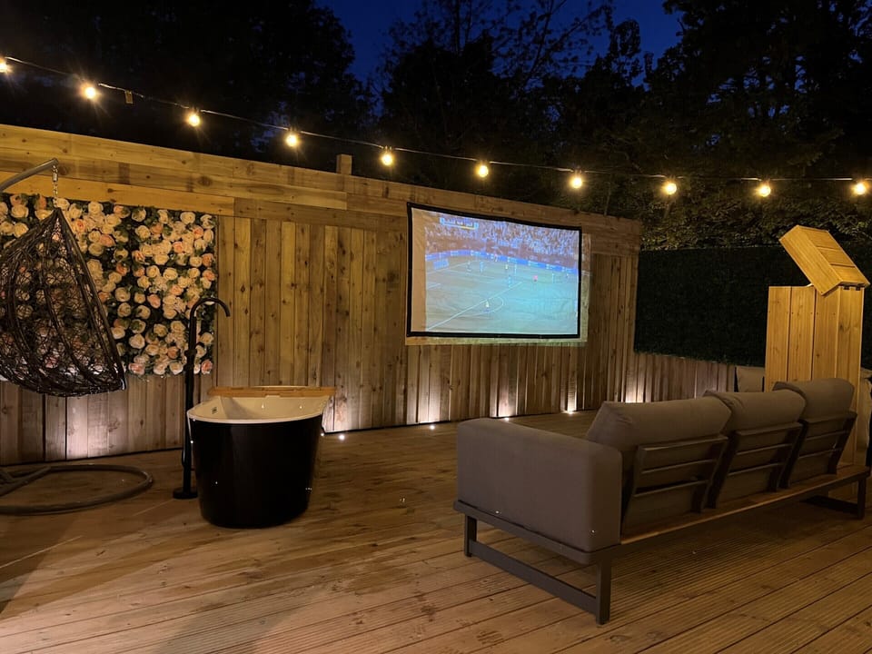 Outdoor screen