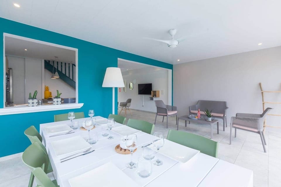 L’appétit commence à se faire sentir ? Profitez tranquillement de la terrasse avec un repas au frais sous le ventilateur.