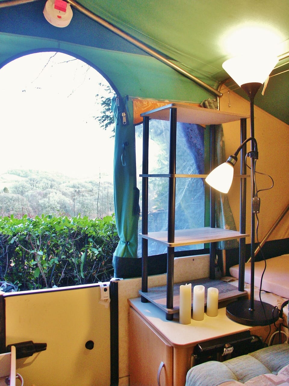 Extra removable shelving & up-lighter with spotlight