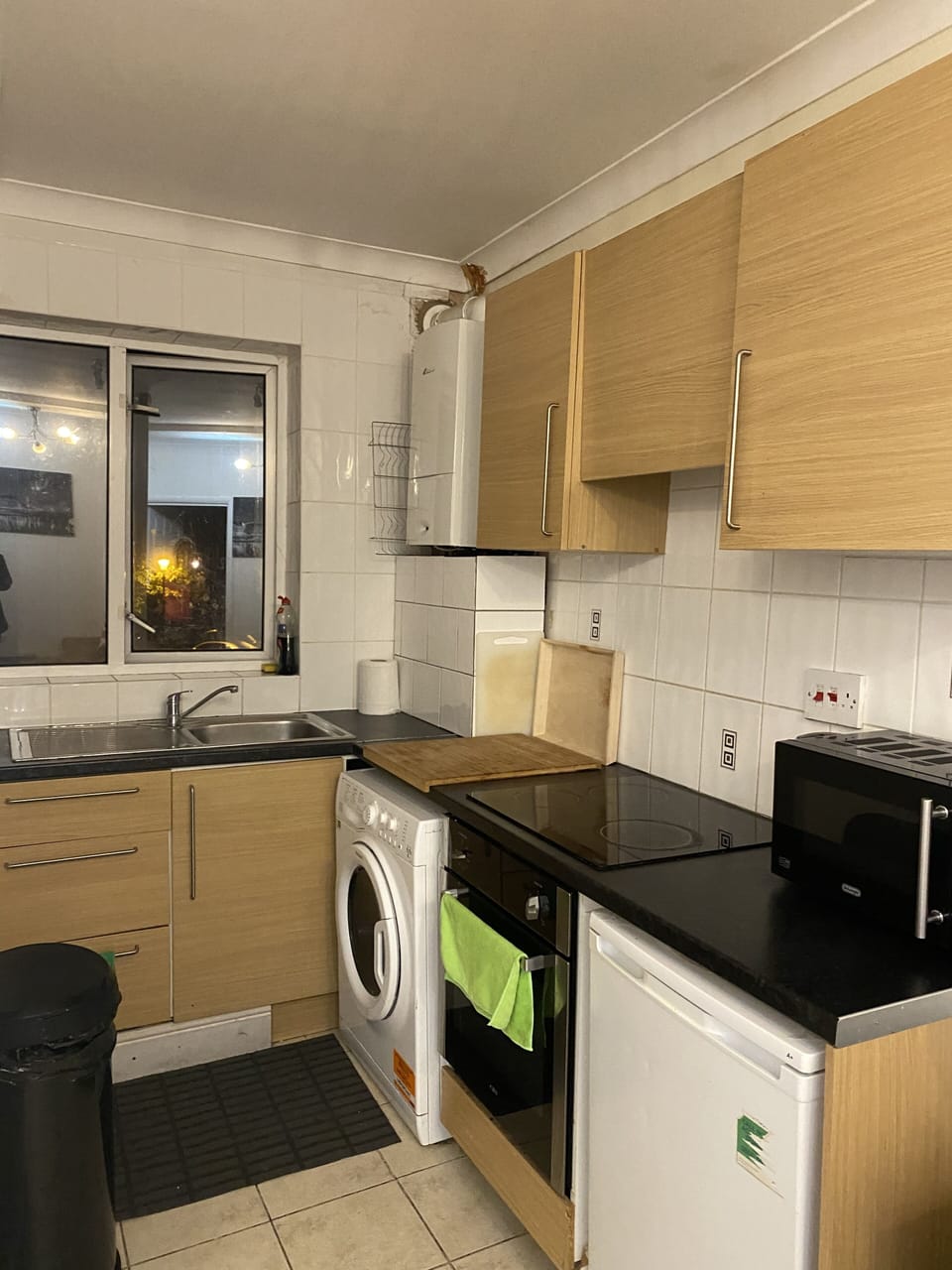 OPEN PLAN KITCHEN, Full utensils, Microwave, kettle, toaster, oven, fridge.