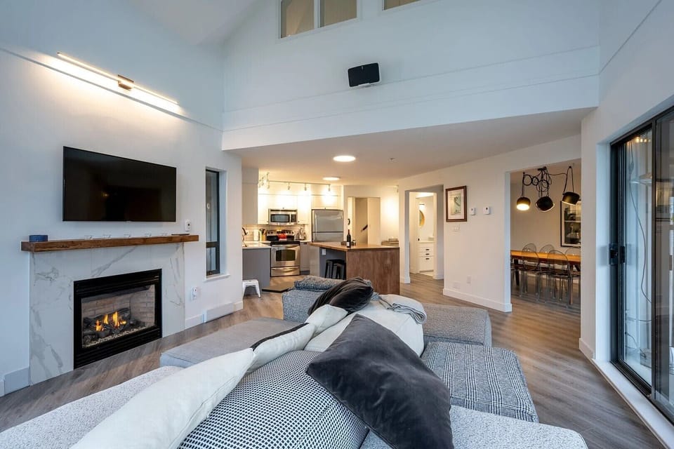 Living and kitchen area