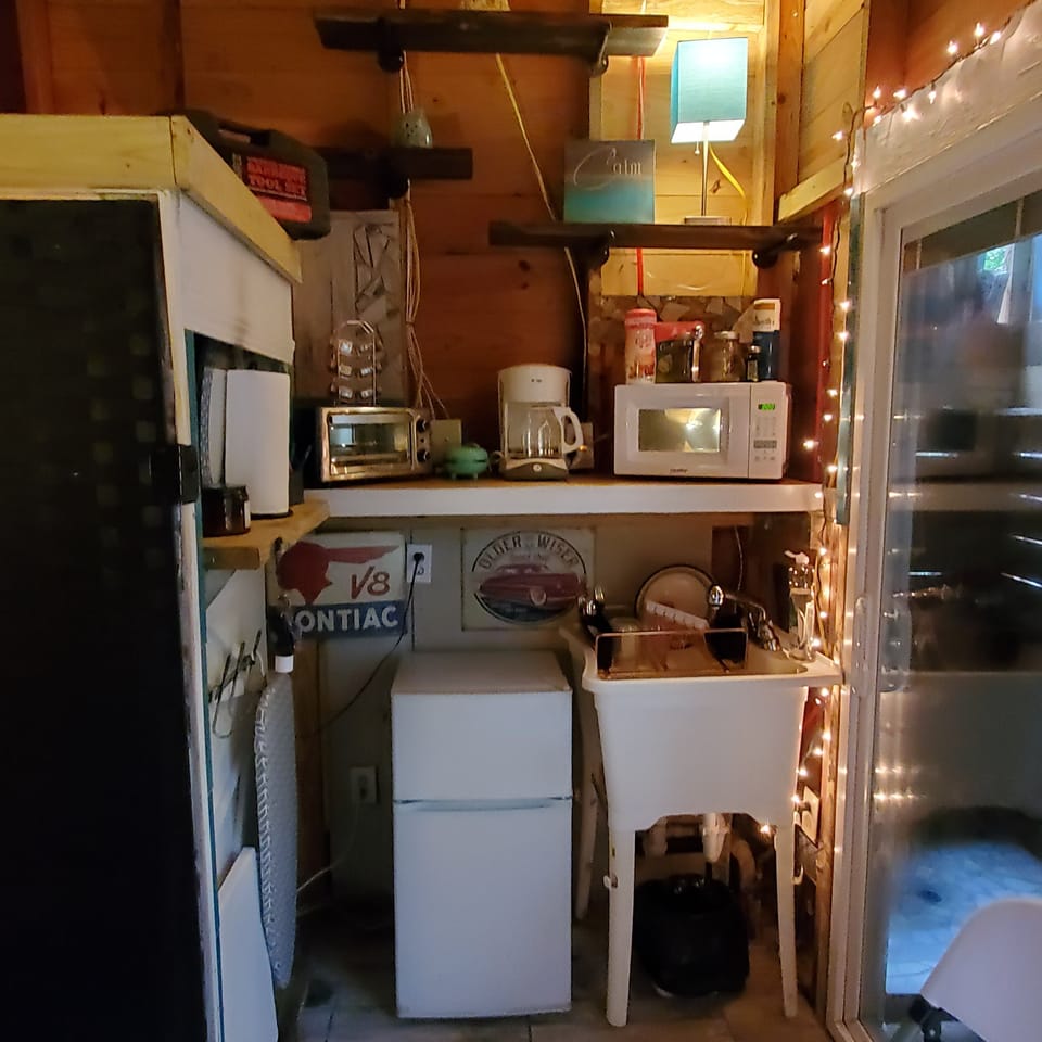Kitchenette•Toaster• Coffee Maker•Microwave•Refrigerator•Freezer 