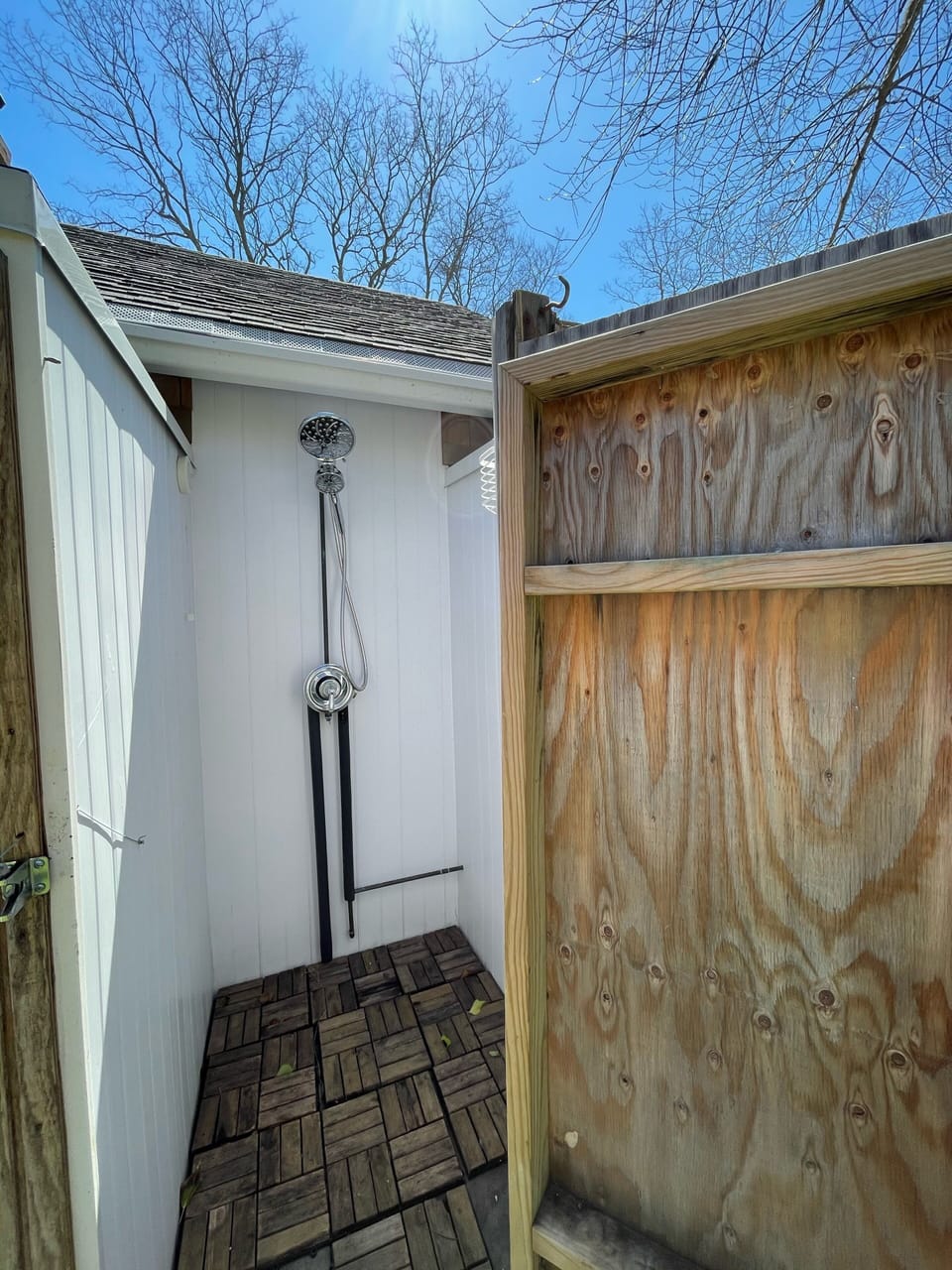 Private outdoor shower where you can sing with the song birds. 
