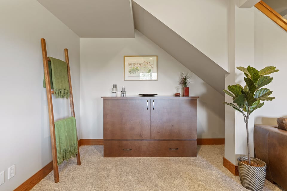 Queen size cabinet bed 