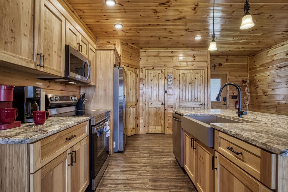 Cabin in Pigeon Forge "Chasing Views" - Fully furnished kitchen with stainless steel appliances