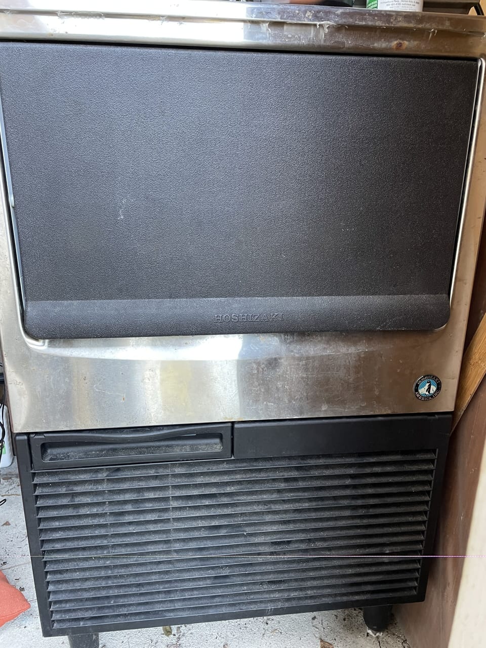 30# ice machine to fill your cooler for the beach or park.  Please close lid.