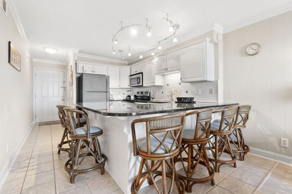 Fully equipped kitchen & plenty of counter space to help make meal prep a snap.