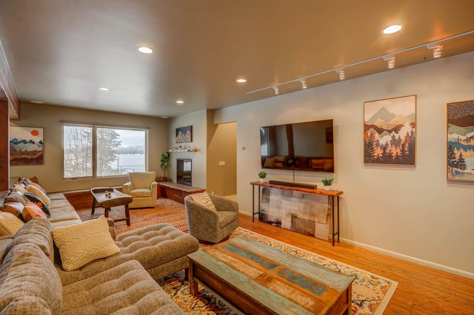 Main Living Room w/ Lake View