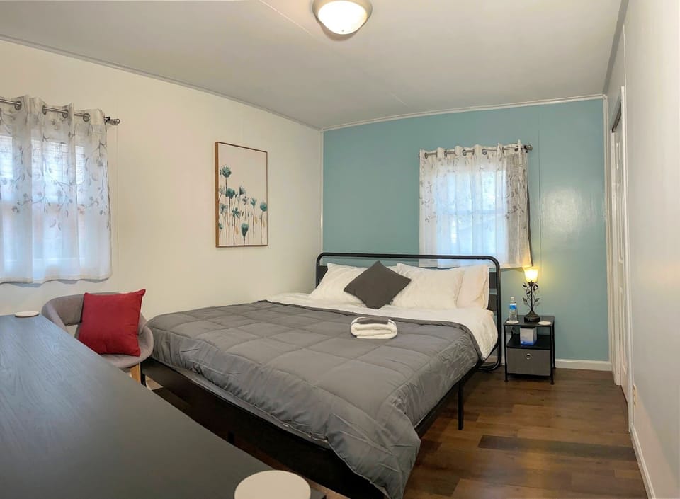 Corner Room with King size bed, Facing North East