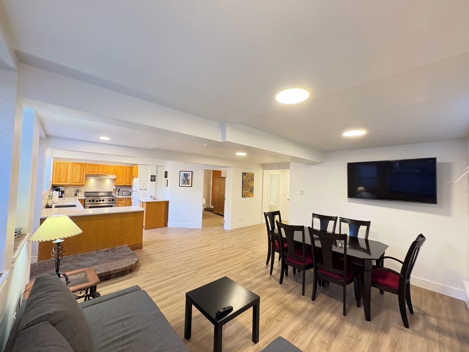 Spacious 2 bedroom 1 bath Suite