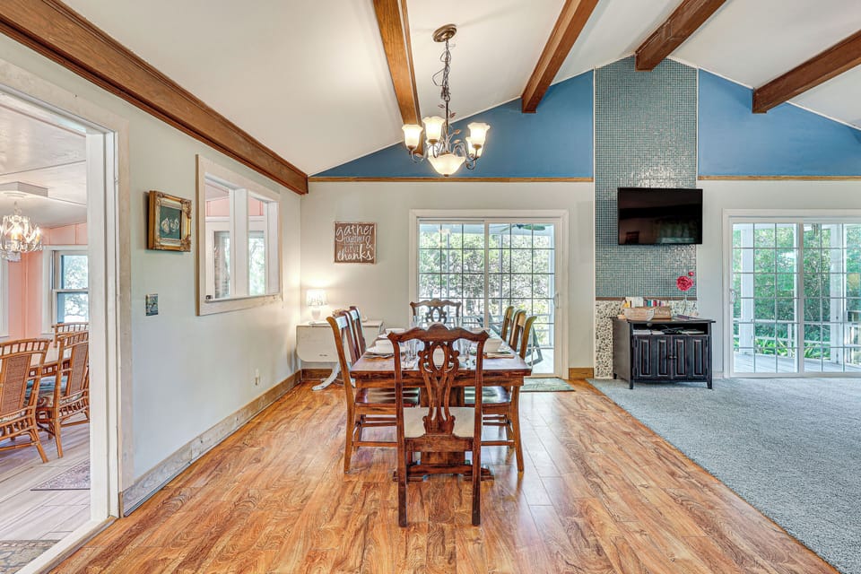 Dining Area | Dishes & Flatware Provided