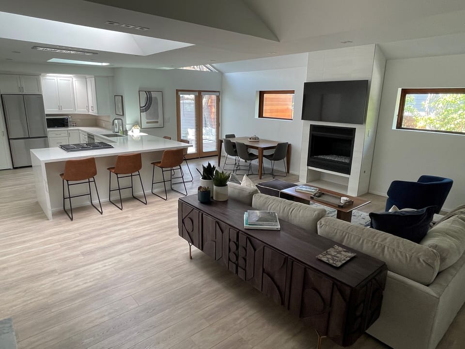Spacious Living Room and Kitchen 