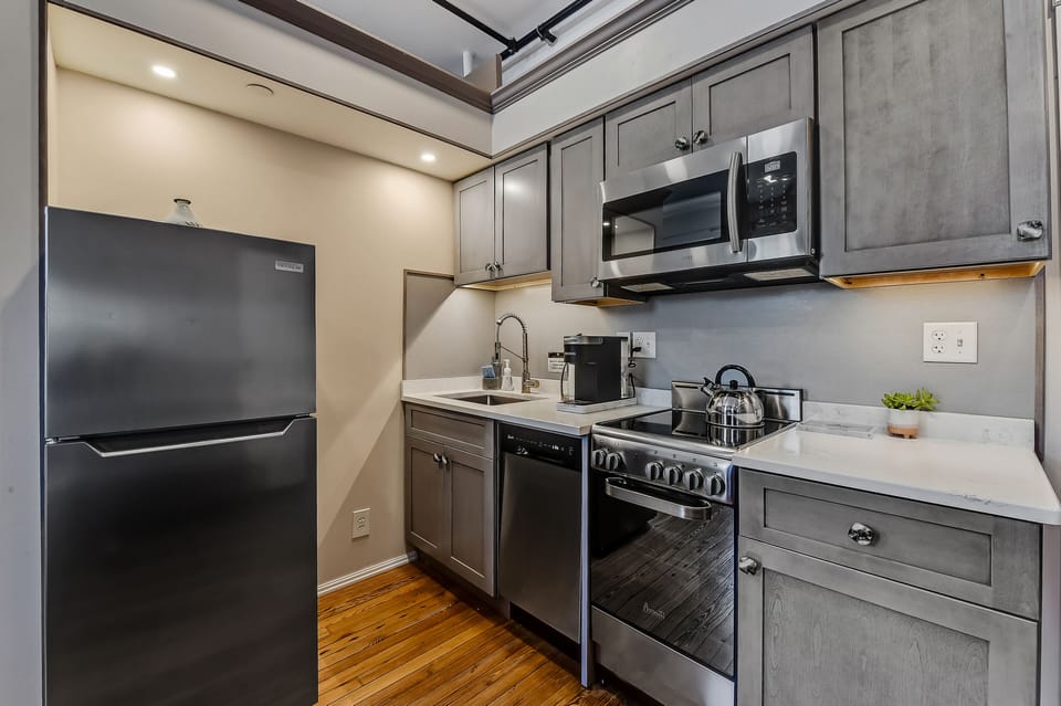Full kitchen: dishwasher, microwave, range with oven, keurig, coffee & tea 