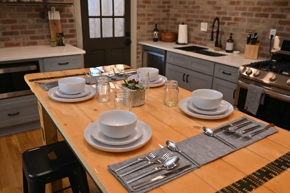 Dishes and flatware for dining in.