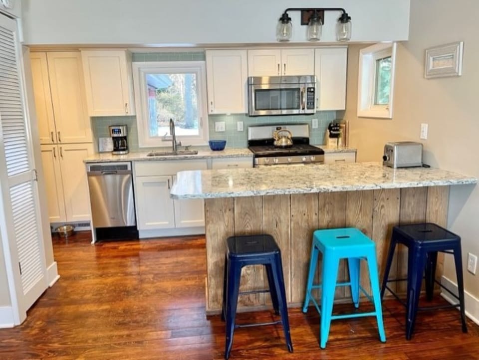 Kitchen - Gas stove, dishwasher, toaster, coffee maker, kettle, etc.