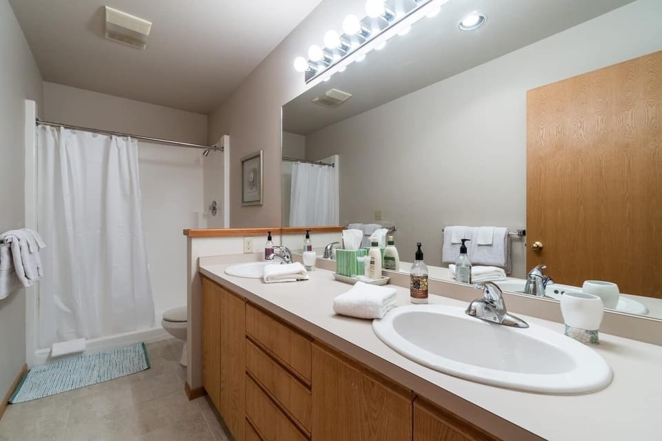 BathroomMain bedroom ensuite