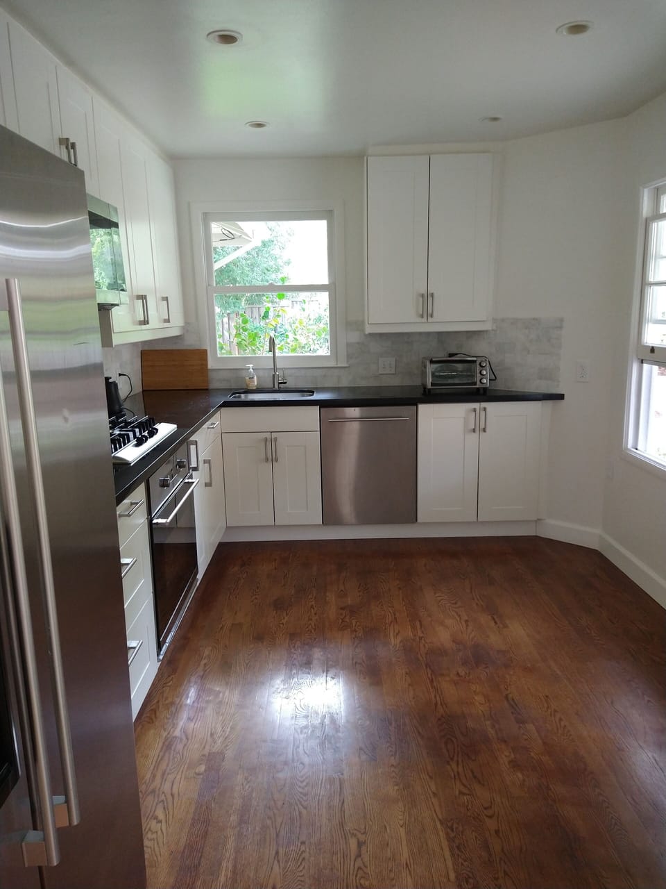 Fridge w/ ice make filtered water, dishwasher, Gas stove top convection oven.