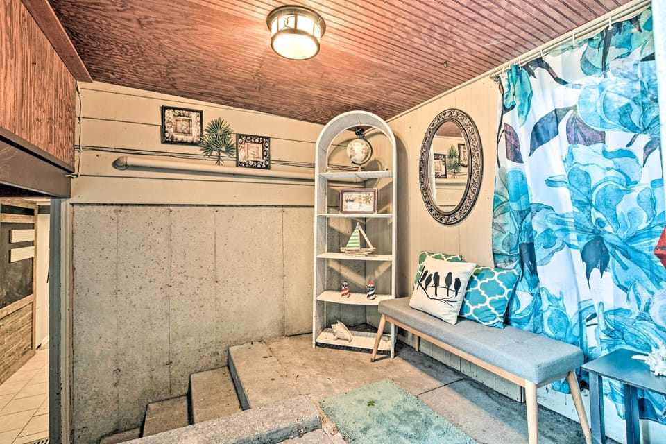 Reading Nook | Lower Level