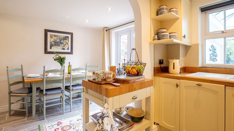 Kitchen-Dining Area, Ashwin Cottage, Bolthole Retreats