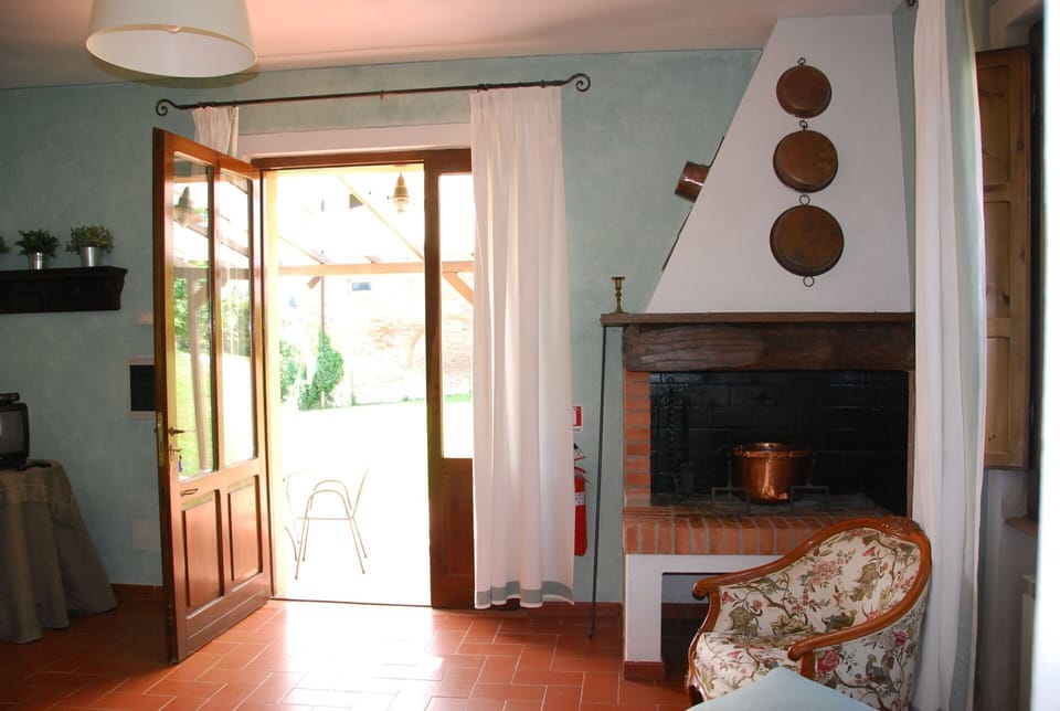 agriturismo-cabbiavoli-chianti-multiproperty-fienile-giallo-melo-living-room
