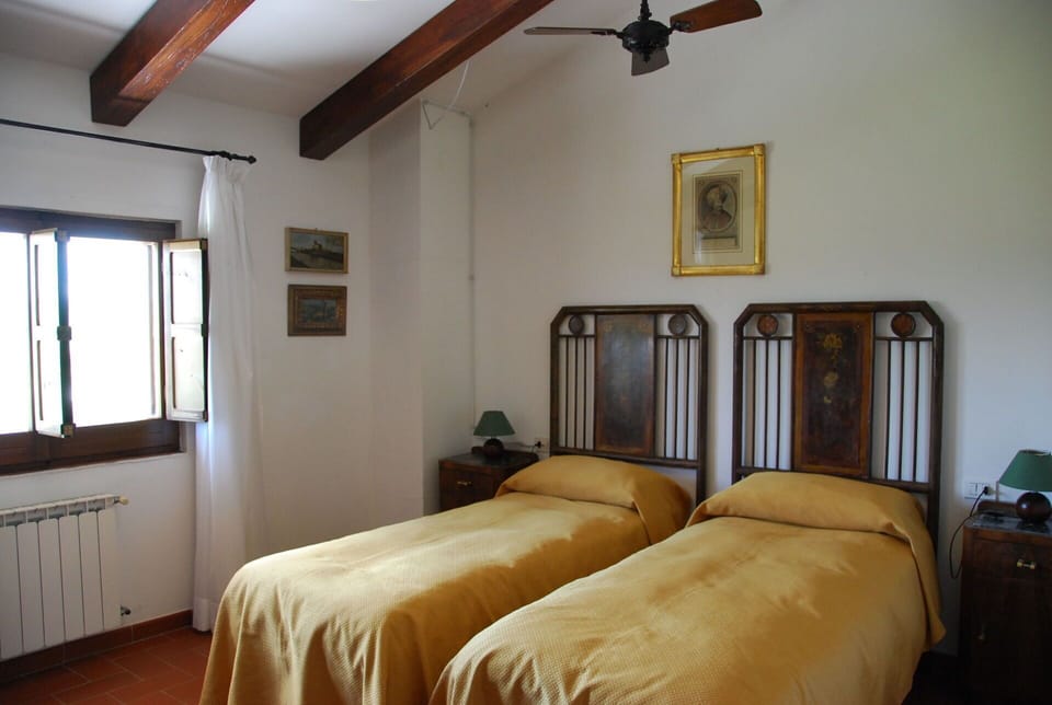 agriturismo-cabbiavoli-chianti-multiproperty-fienile-giallo-albicocco-bedroom