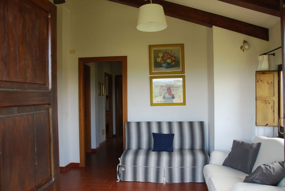 agriturismo-cabbiavoli-chianti-multiproperty-fienile-giallo-albicocco-living-room