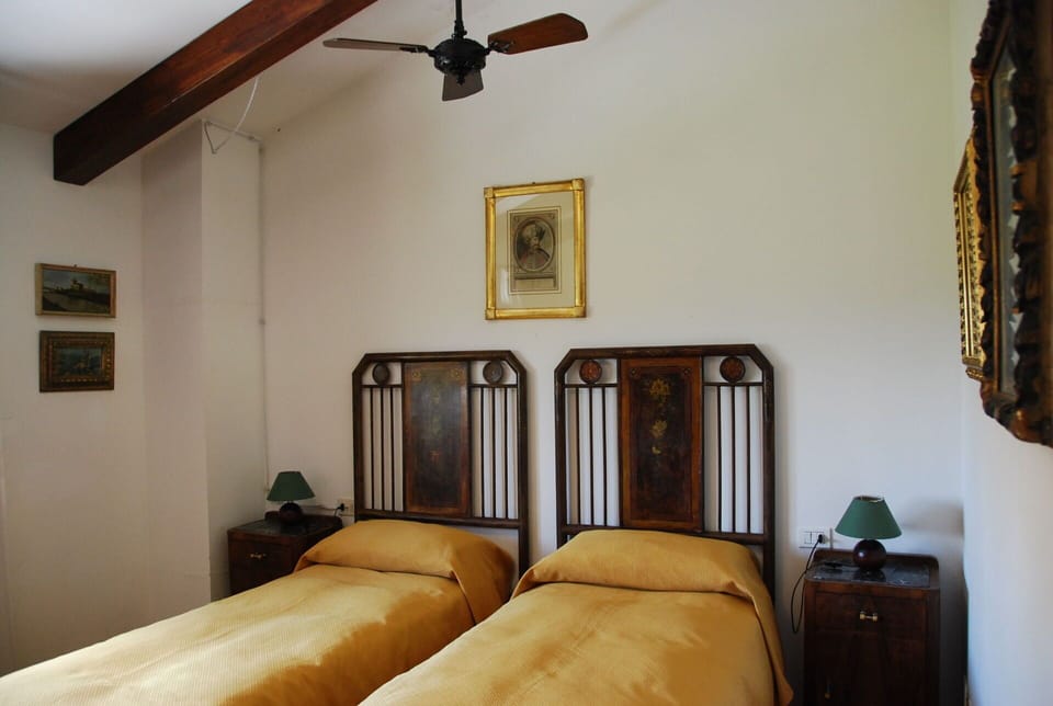 agriturismo-cabbiavoli-chianti-multiproperty-fienile-giallo-albicocco-bedroom