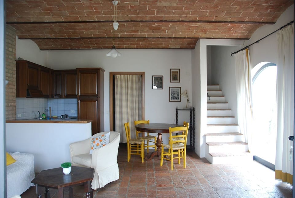 agriturismo-cabbiavoli-chianti-multiproperty-fienile-arancione-pero-living-room