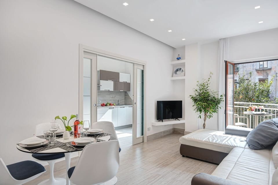 total-white-home-sorrento-apartment-living-room