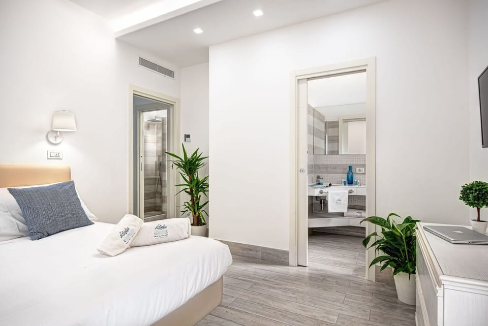 total-white-home-sorrento-apartment-bedroom