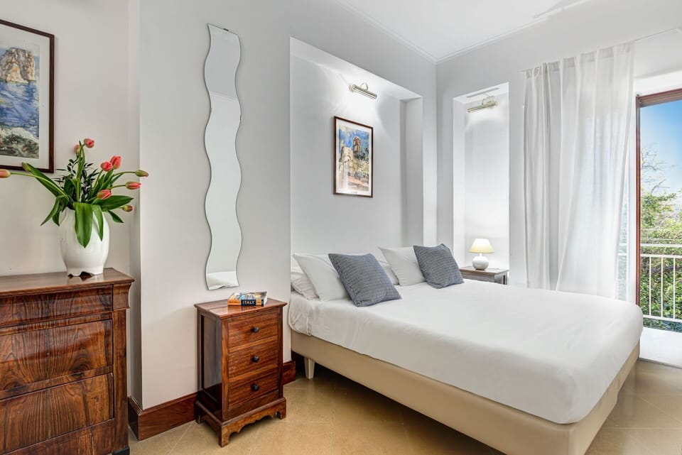 woody-home-sea-view-sorrento-apartment-bedroom