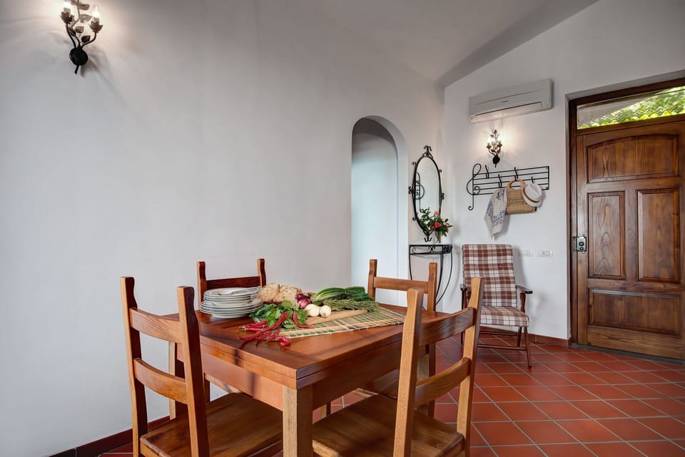 la-baia-dello-chalet-massa-lubrense-appartament-dining-room