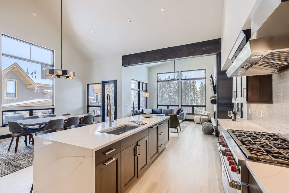 Large open floor plan with plenty of prep space