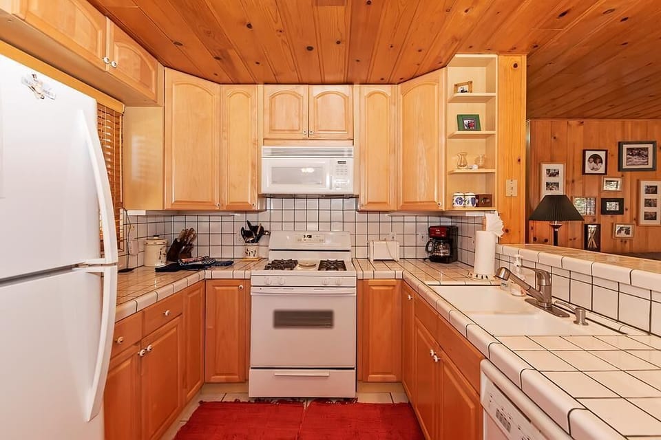 Kitchen Area with Microwave and Oven