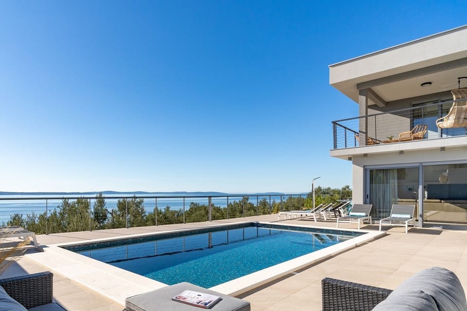 Panoramic, breathtaking sea and island views only 1,3km from the beach in Podstrana
