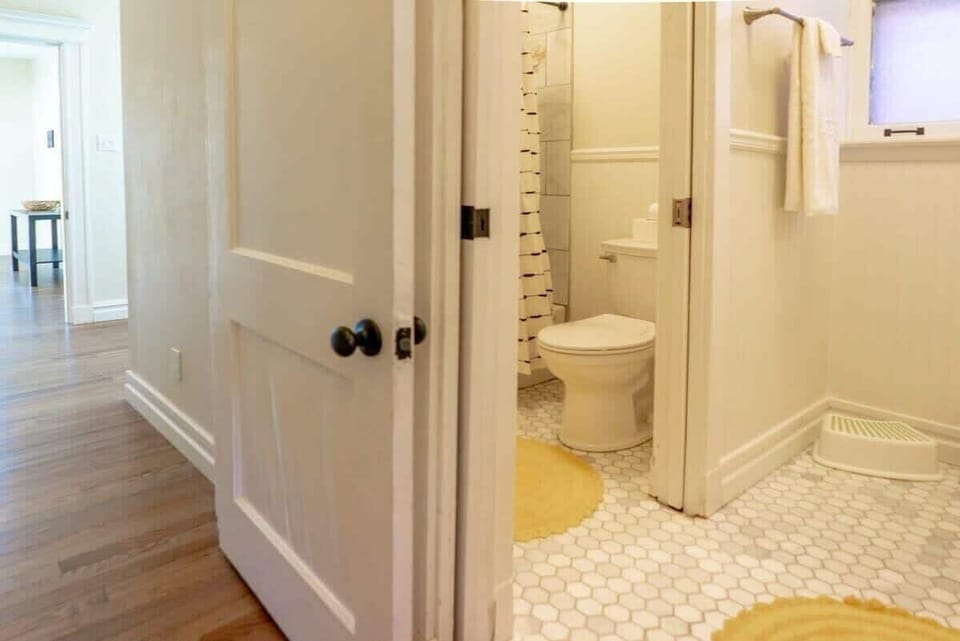 Convenient full bath just across from kitchen and dining