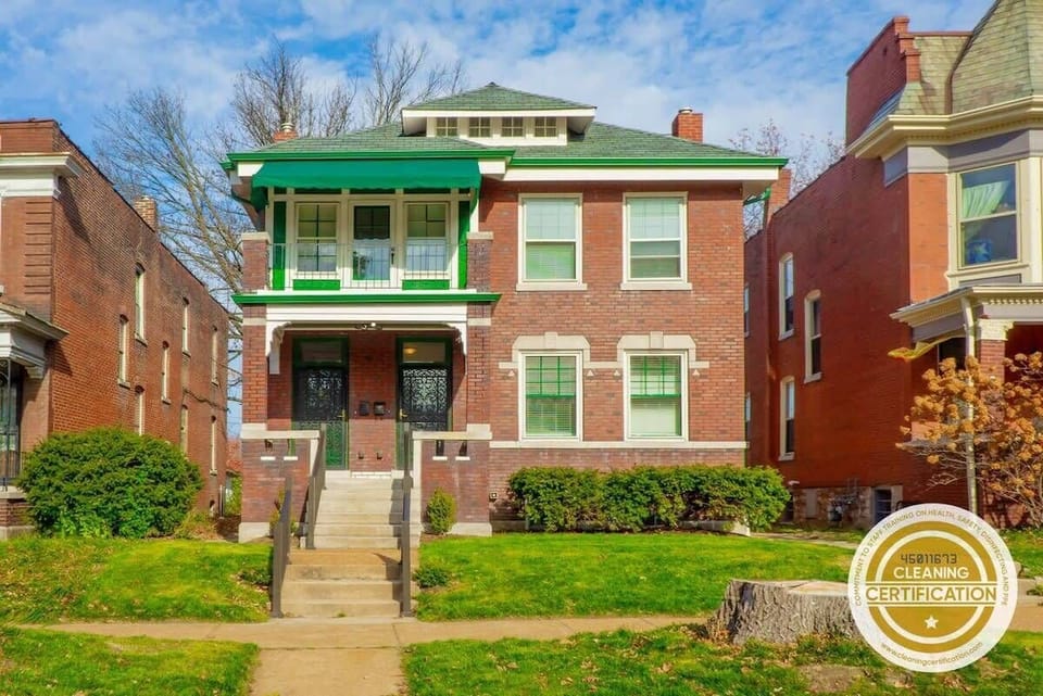 Sleeping for 22 across from Tower Grove Park = Vacation Paradise!