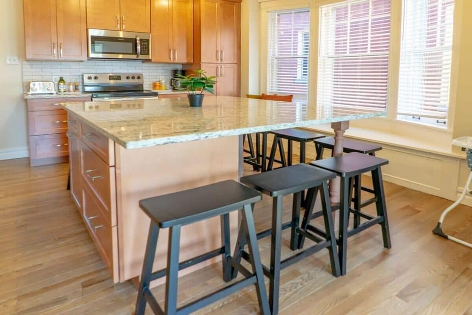 Island seating and a highchair for your family dinner  - Lower Unit
