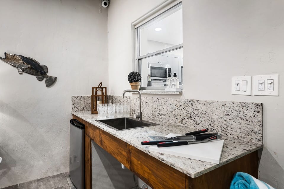 Outdoor wet bar