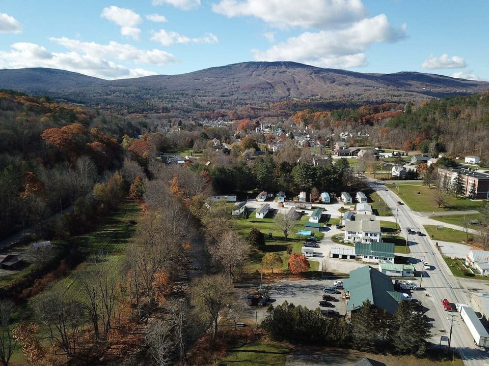 Located 2.1 miles from the Okemo Mountain base.