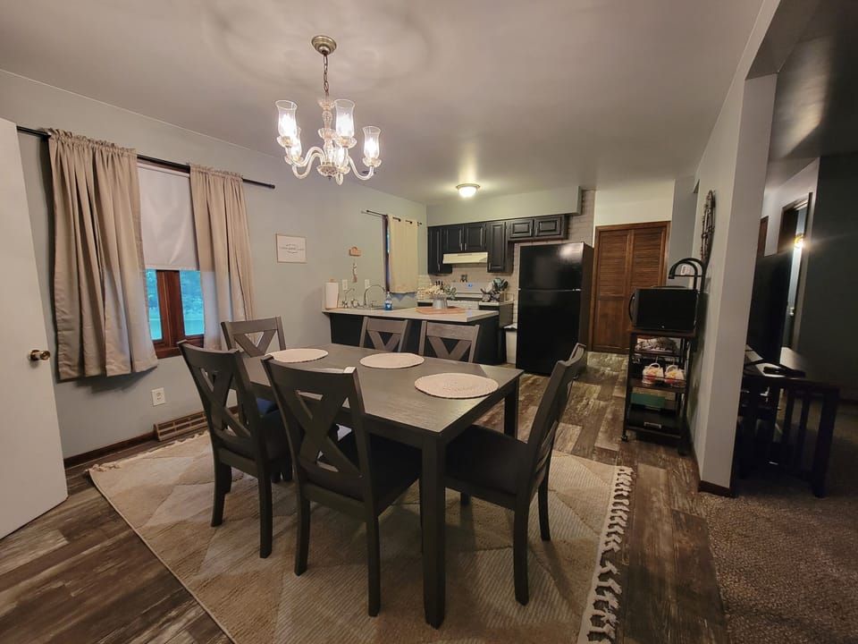 Full Kitchen and dining for 6